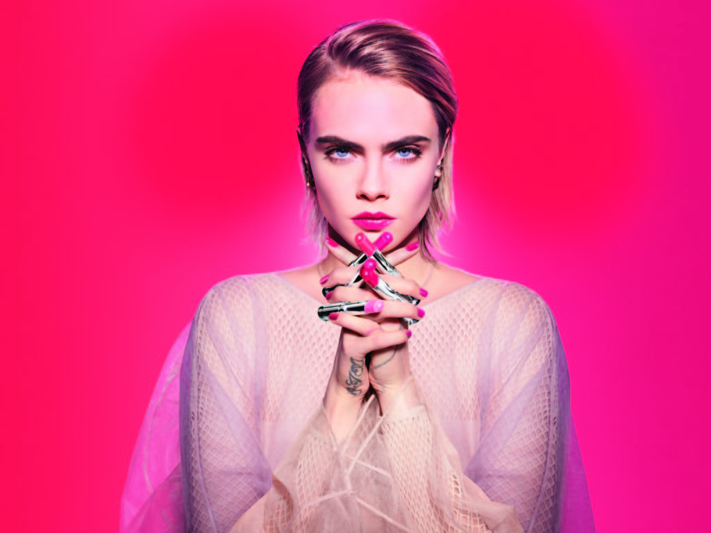 Cara Delevingne incarne la muse de Dior Addict et pose pour la nouvelles collection lipstick. Crédits : ©Dior.