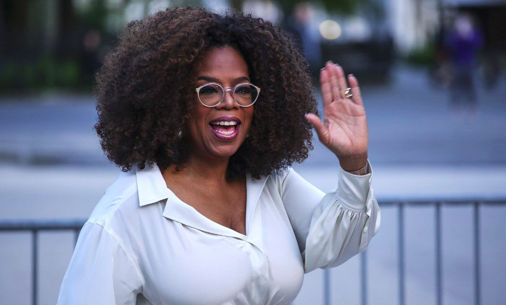 Oprah Winfrey nous invite à suivre ses Lives pour parler bien-être et avenir. Crédits : ©Kena Betancur/AFP.