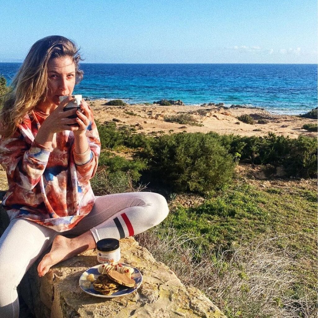 Aurélia Delsol boit un café en face de la mer