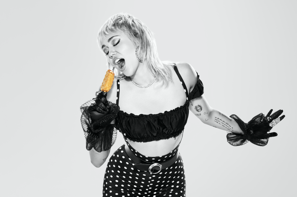 Miley Cyrus performe avec un magnum en main