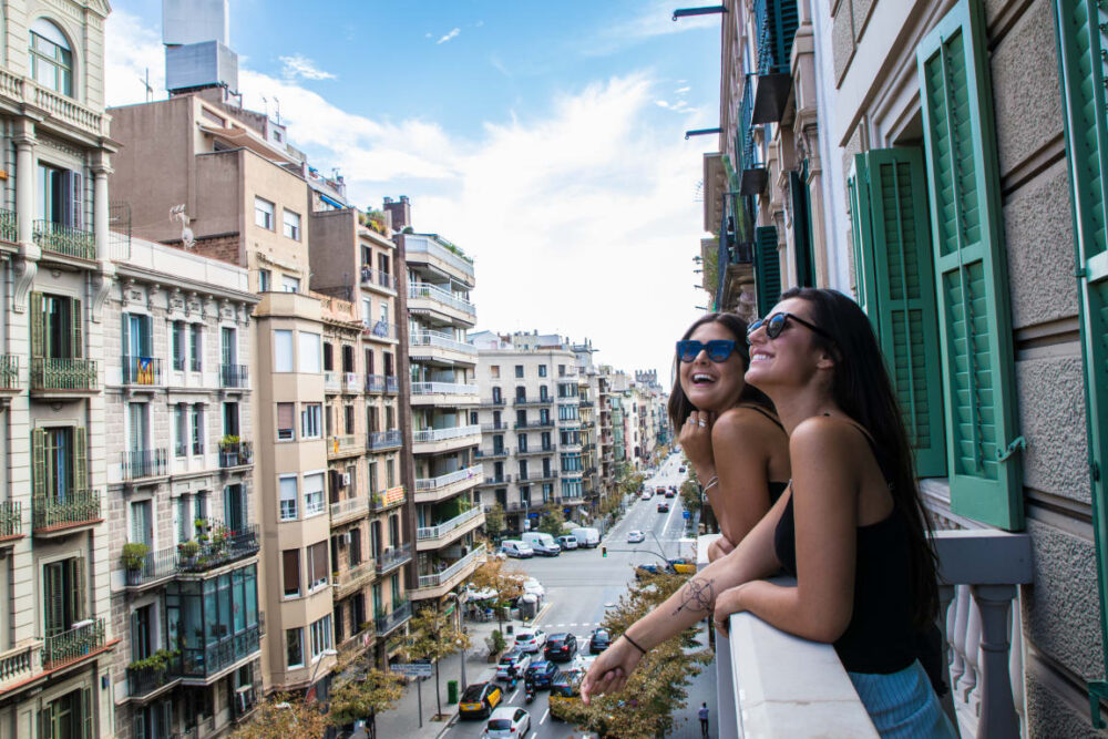 Deux jeunes filles sur un balcon en Espagne