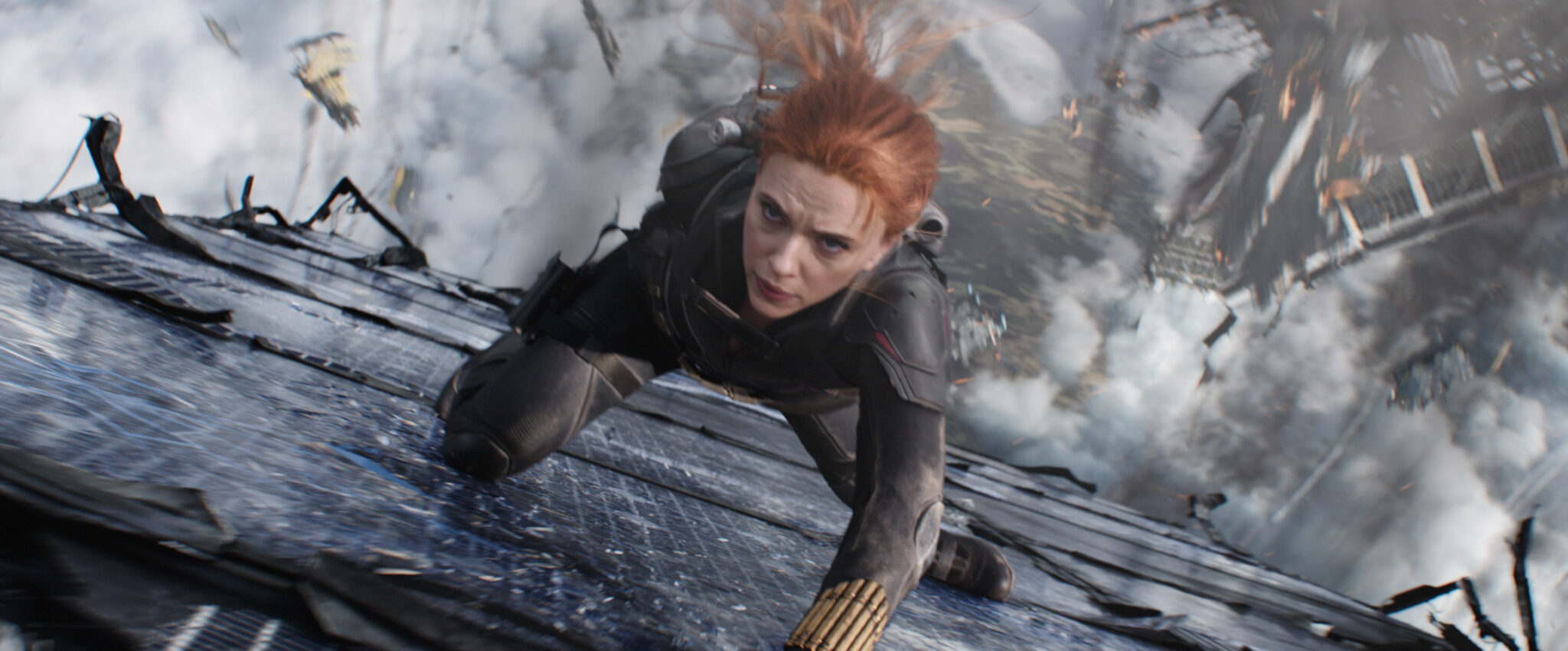 Black Widow en plein combat suspendue dans le vide