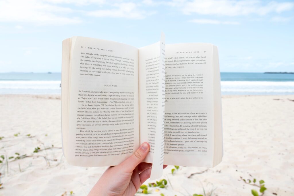 Livre tendu devant la caméra