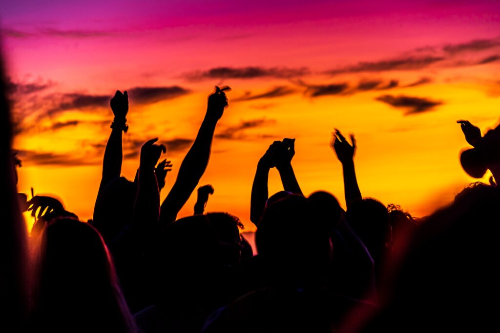 Coucher de soleil et groupe de personne faisant la fête